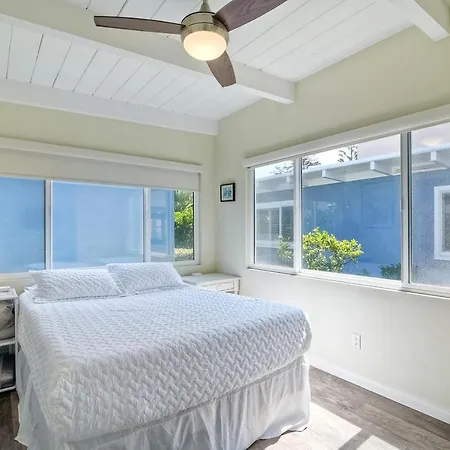 Holiday home Oceanfront With Private Access, Remodeled Kitchen