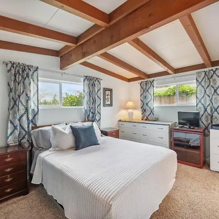 Cozy - 2 Blocks To Beach! *