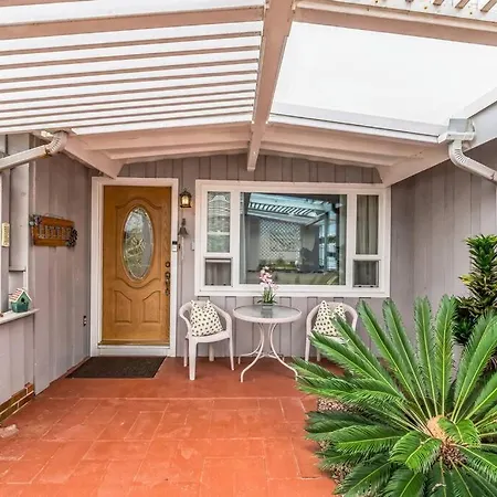 Cozy - 2 Blocks To Beach! Holiday home