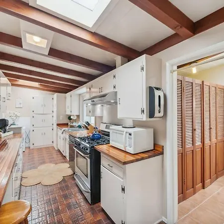 Cozy - 2 Blocks To Beach! Holiday home