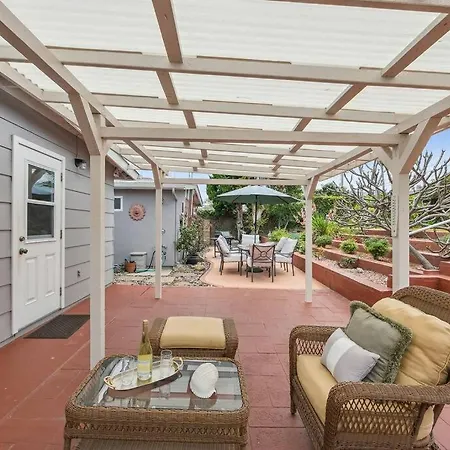 Holiday home Cozy - 2 Blocks To Beach!