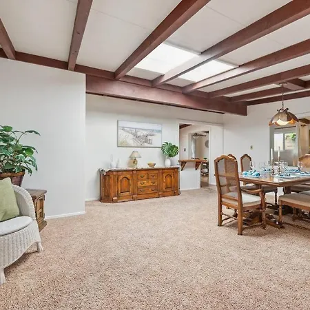 Holiday home Cozy - 2 Blocks To Beach! *