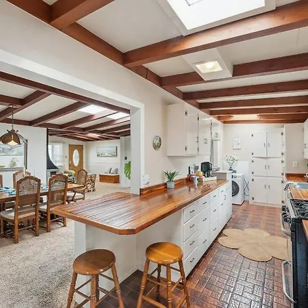 Cozy - 2 Blocks To Beach! Holiday home *