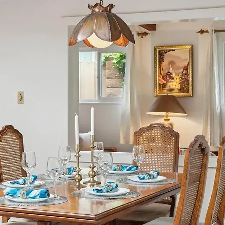 Cozy - 2 Blocks To Beach! Holiday home