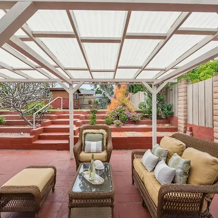 Cozy - 2 Blocks To Beach! Holiday home *
