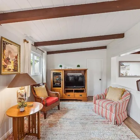 Cozy - 2 Blocks To Beach! Holiday home