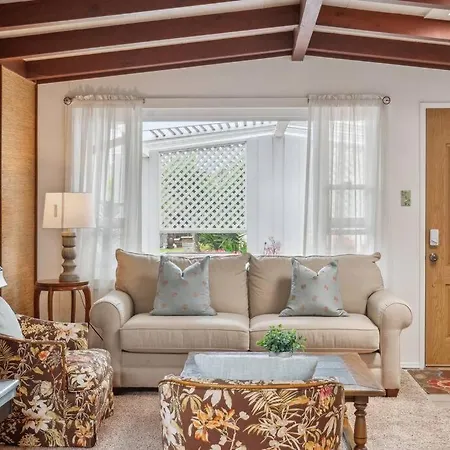 Cozy - 2 Blocks To Beach! Holiday home *