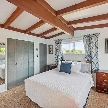Cozy - 2 Blocks To Beach!