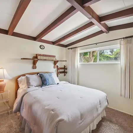 Cozy - 2 Blocks To Beach! Holiday home