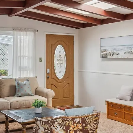 Holiday home Cozy - 2 Blocks To Beach! *