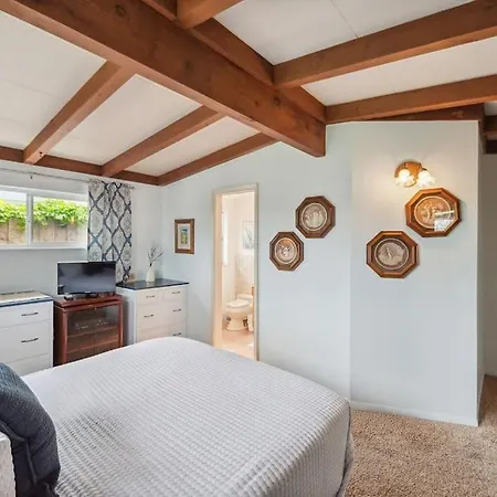 Holiday home Cozy - 2 Blocks To Beach! *