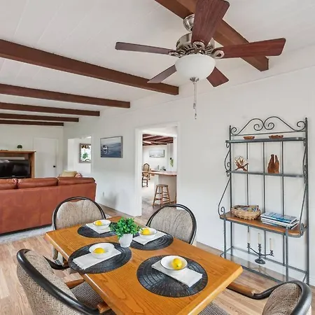 Cozy - 2 Blocks To Beach! Holiday home