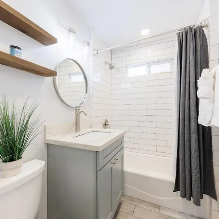 Holiday home Charming - 4br, Sleeps 10, Pets Ok Carlsbad