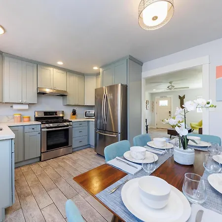Holiday home Charming - 4br, Sleeps 10, Pets Ok *