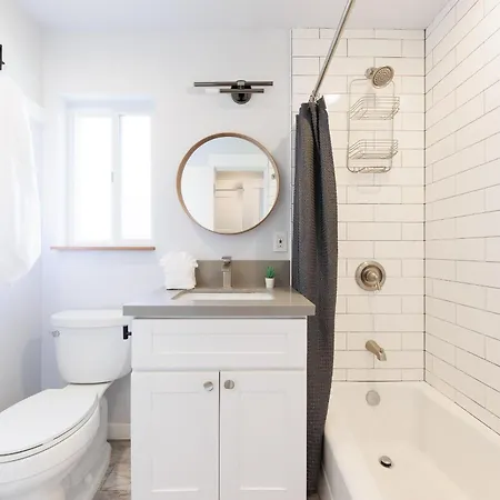 Holiday home Charming - 4br, Sleeps 10, Pets Ok Carlsbad