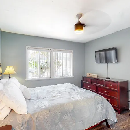 3009 Ocean Street A Beachfront With Balcony & Deck *