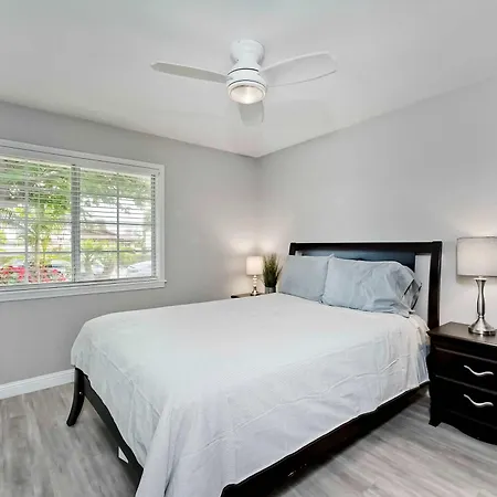 Holiday home Charm - 3br Stunner *