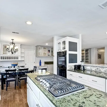 Charm - 3br Stunner