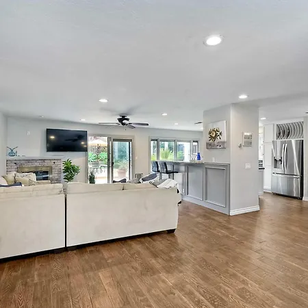 Charm - 3br Stunner *