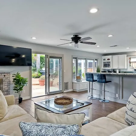 Holiday home Charm - 3br Stunner