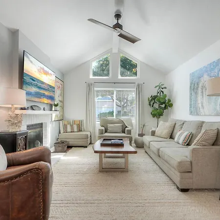 Coastal — Private Patio + Gated Pool & In Minutes To The Beach! Holiday home *