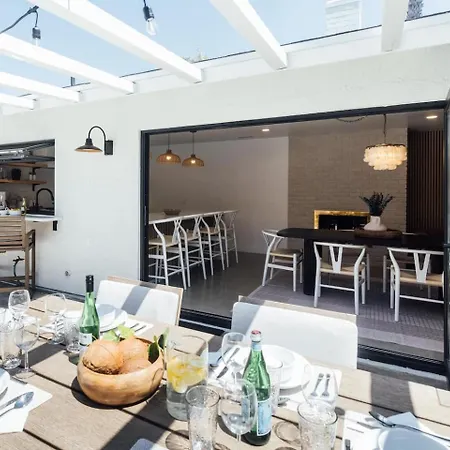 Palm Grove Luxe King, Wet & Chefs Kitchen Holiday home