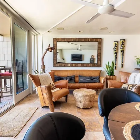 Oceanfront On Sand, Walk To Village Holiday home