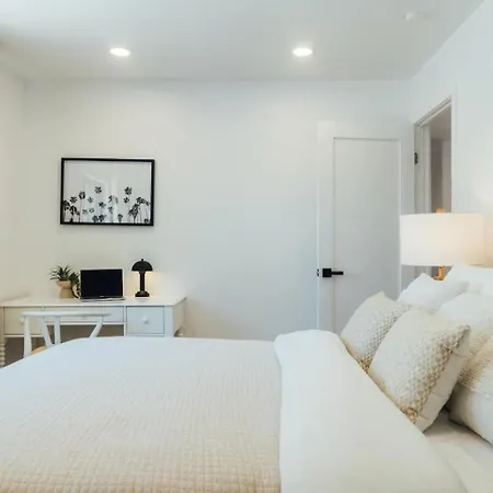 Palm Grove Luxe King, Wet & Chefs Kitchen Holiday home Carlsbad