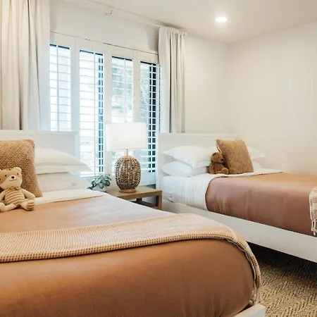 Palm Grove Luxe King, Wet & Chefs Kitchen Holiday home