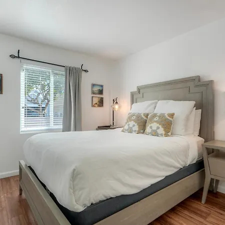 Coastal — Private Patio + Gated Pool & In Minutes To The Beach! Holiday home Carlsbad