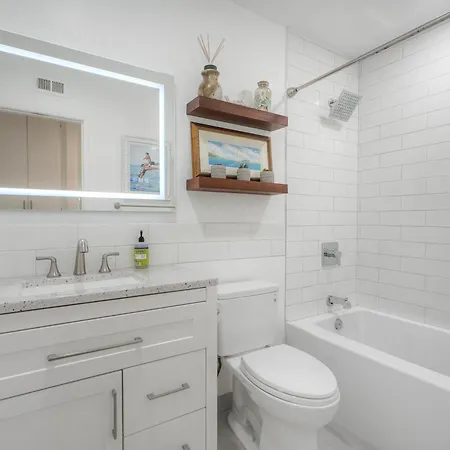 Coastal — Private Patio + Gated Pool & In Minutes To The Beach! Holiday home *