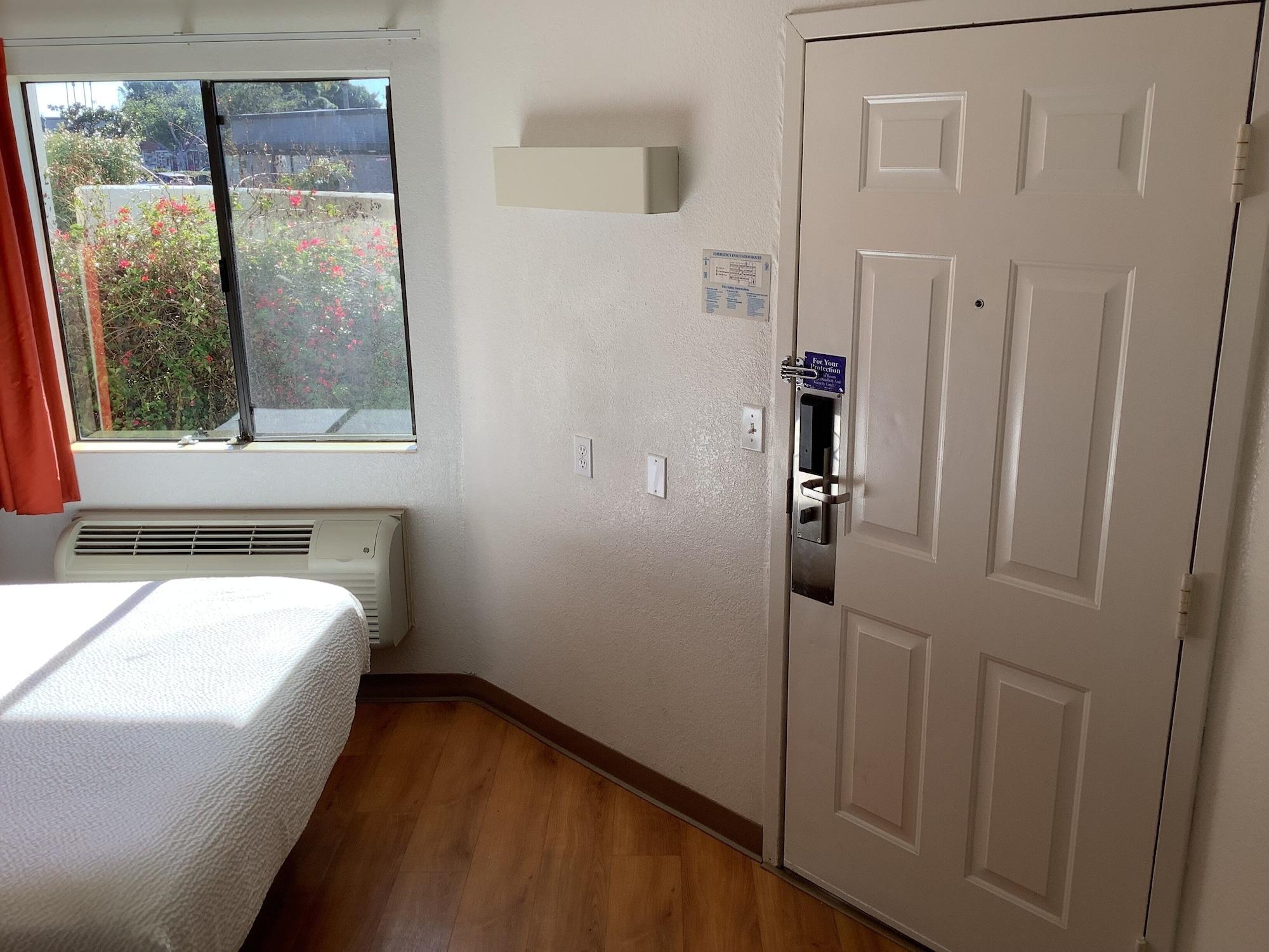 6-carlsbad, Ca - Village Hotel