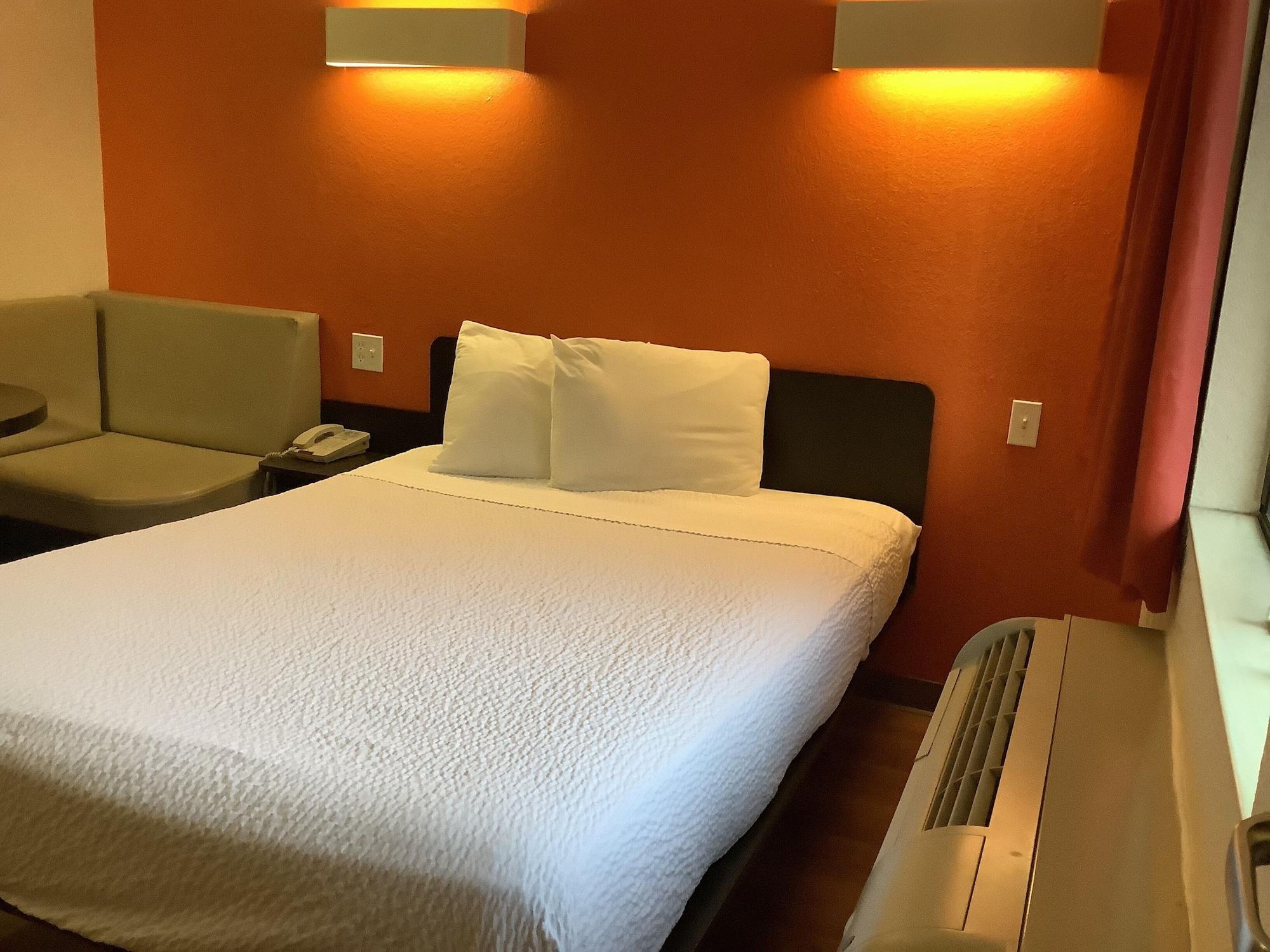 Hotel 6-carlsbad, Ca - Village