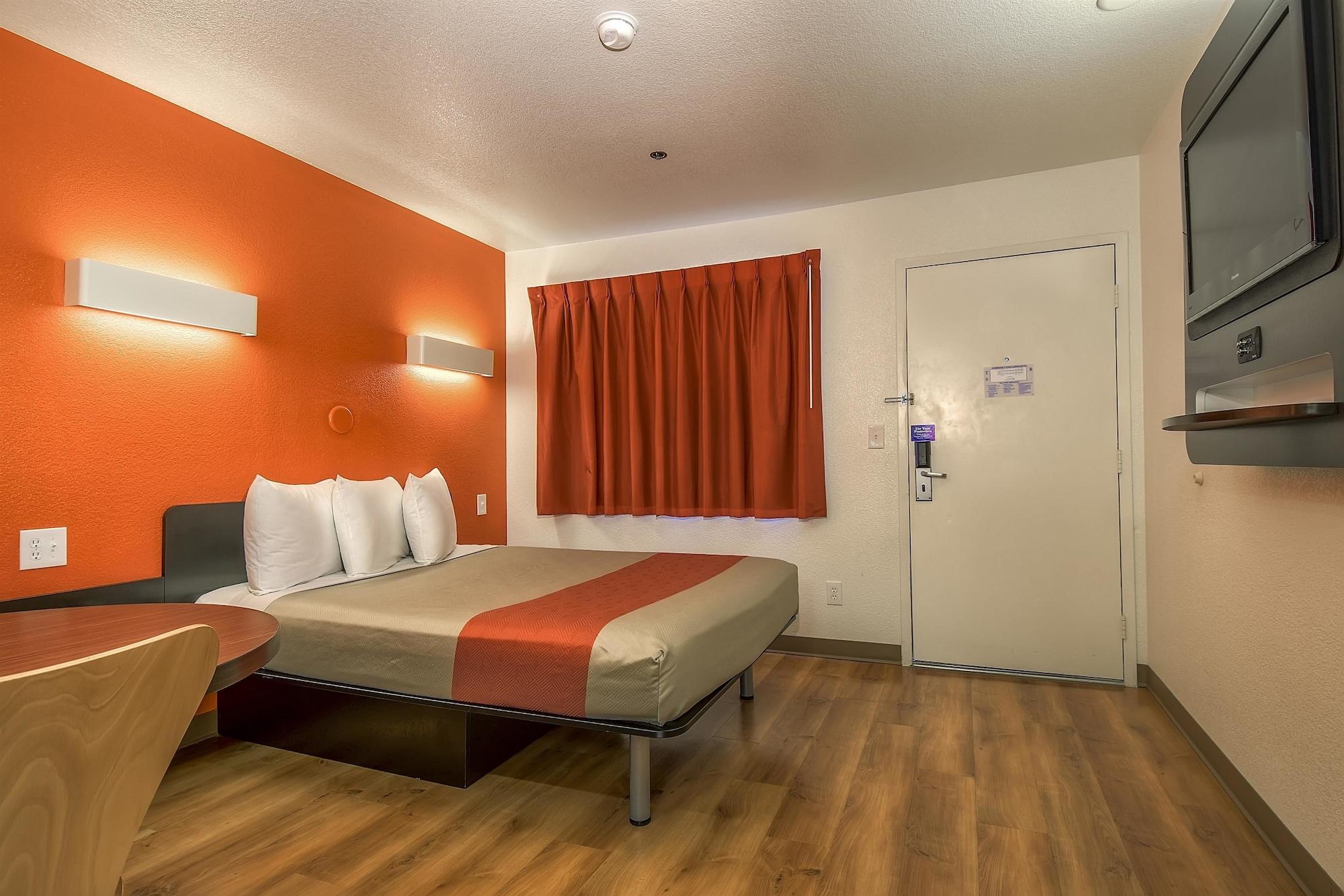6-carlsbad, Ca 3* Carlsbad