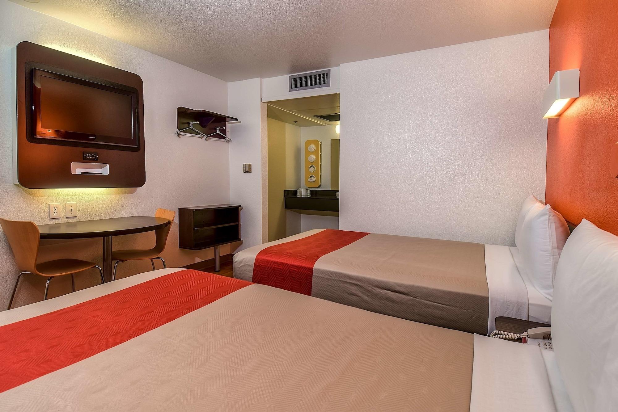 Hotel 6-carlsbad, Ca 2*