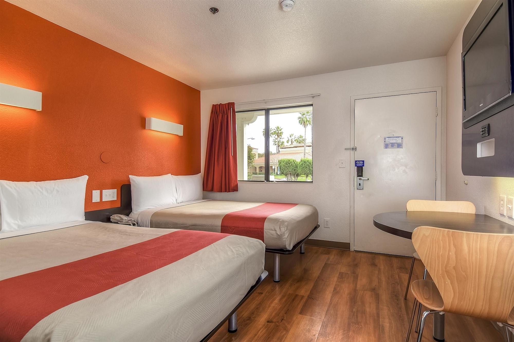 Hotel 6-carlsbad, Ca 2*