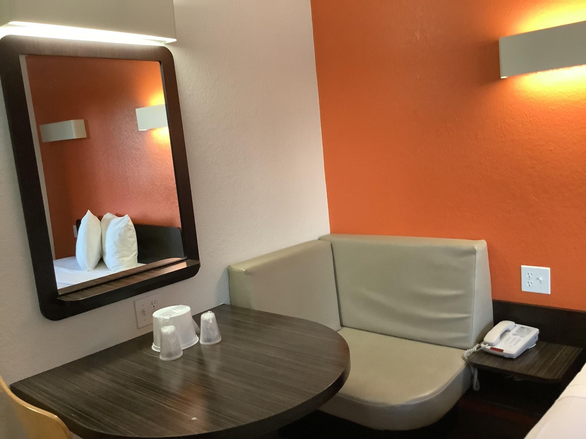 6-carlsbad, Ca - Village Hotel 2*
