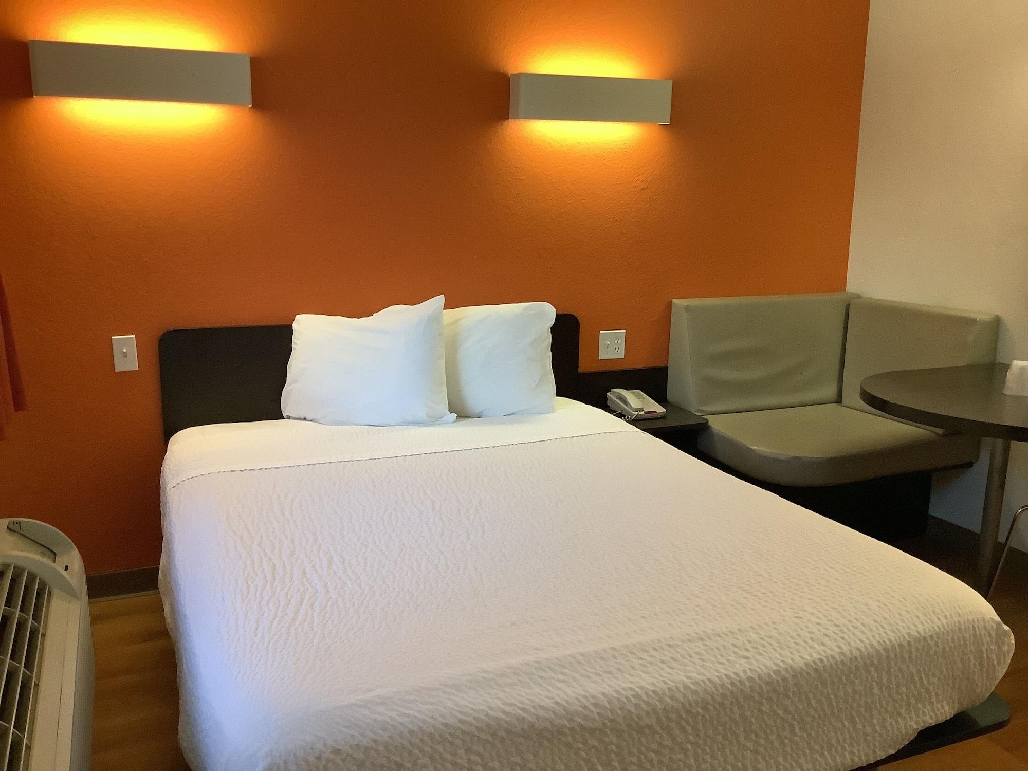 Hotel 6-carlsbad, Ca - Village 2*