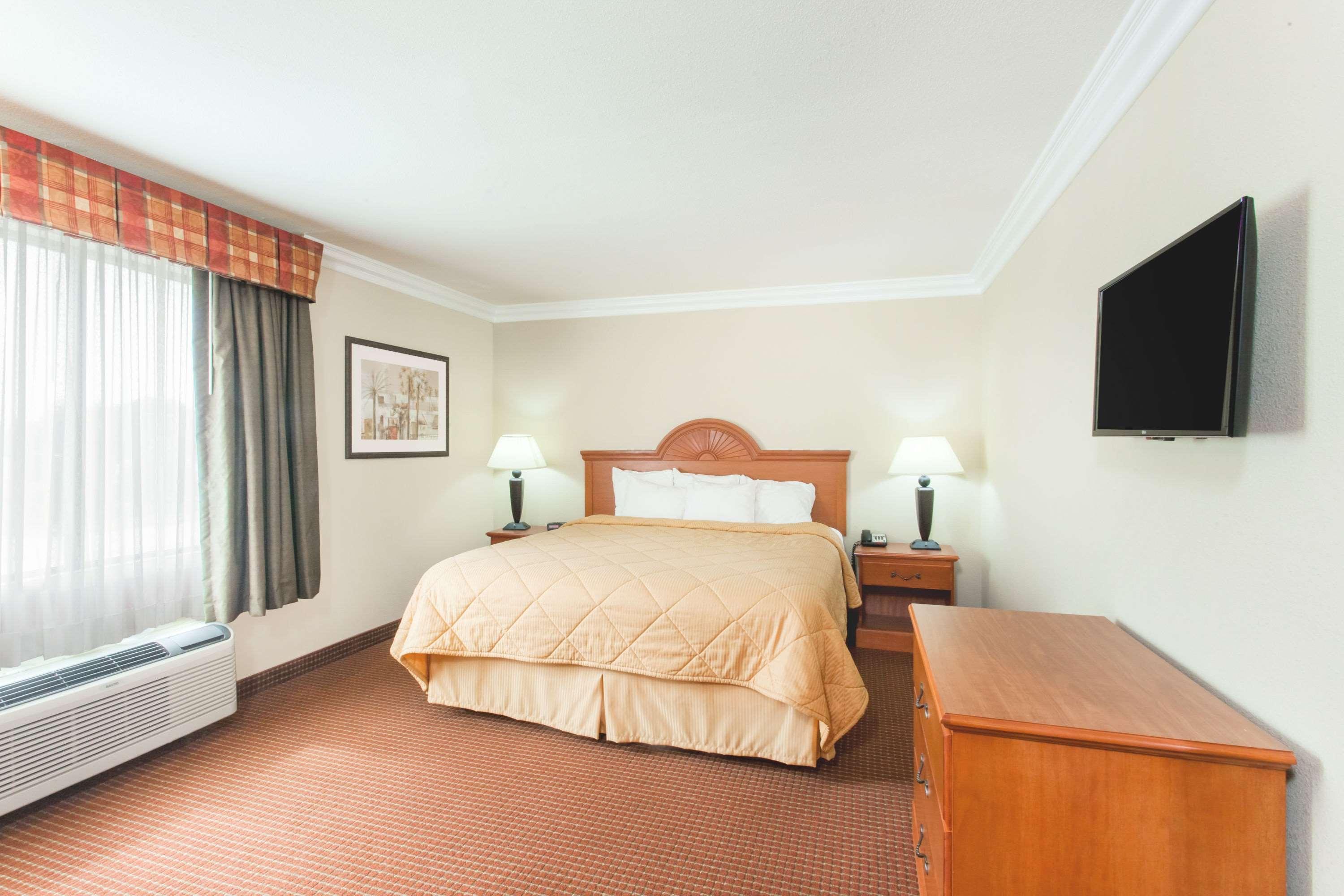 Days By Wyndham Hotel Carlsbad