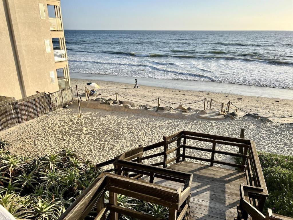 Oceanfront 2br Condo, Private & Patio, Rare Find Apartment