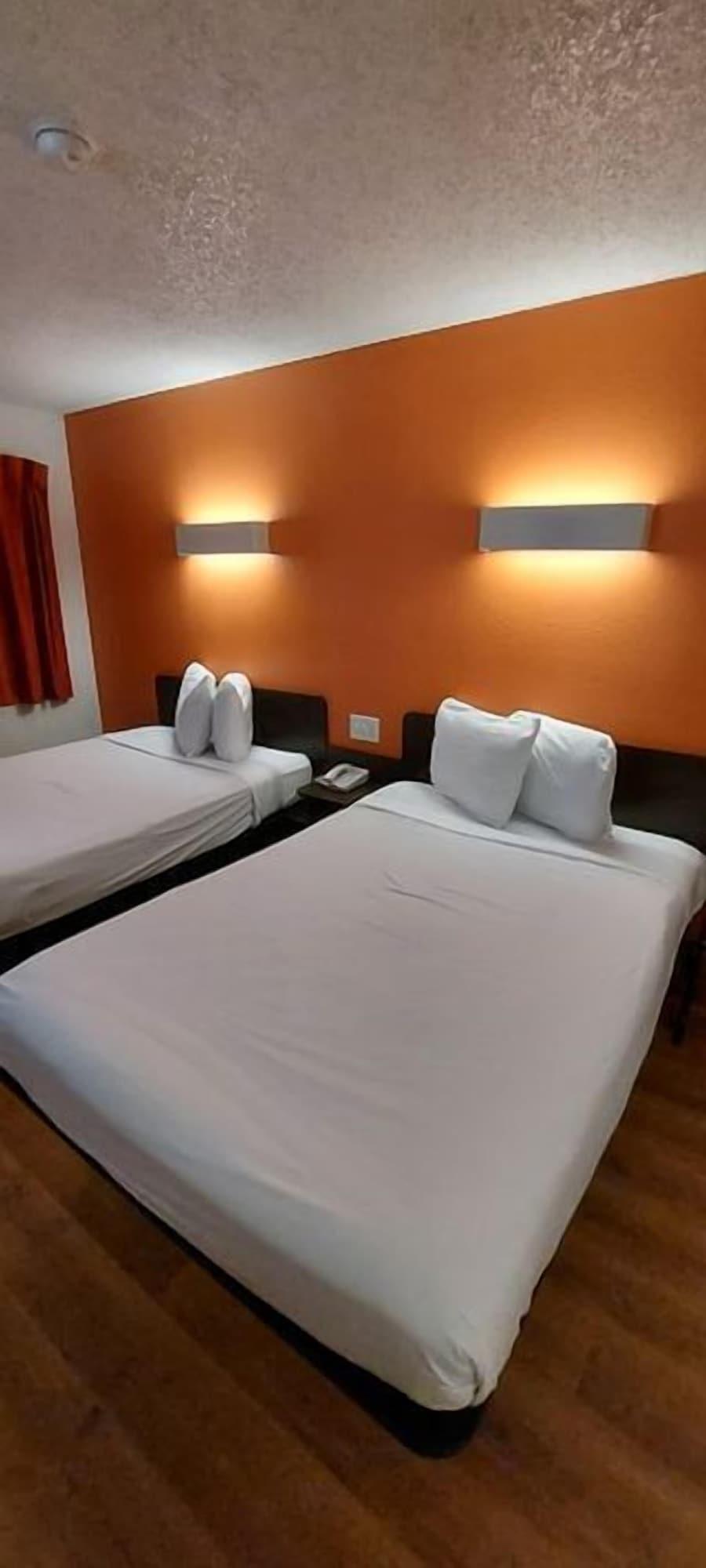 6-carlsbad, Ca - Village Hotel 2*