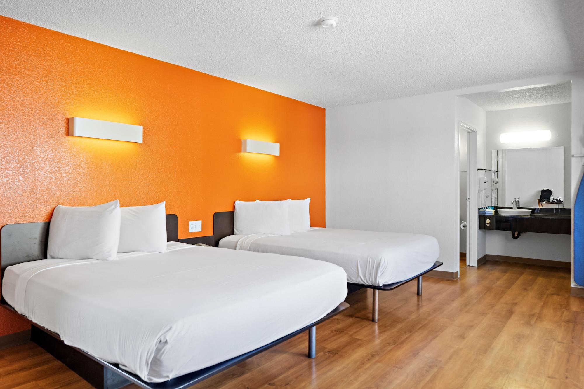 6-carlsbad, Ca - Village Hotel 2*