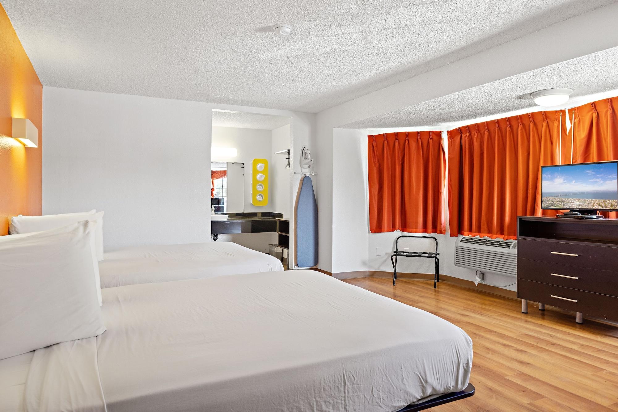 Hotel 6-carlsbad, Ca - Village 2*