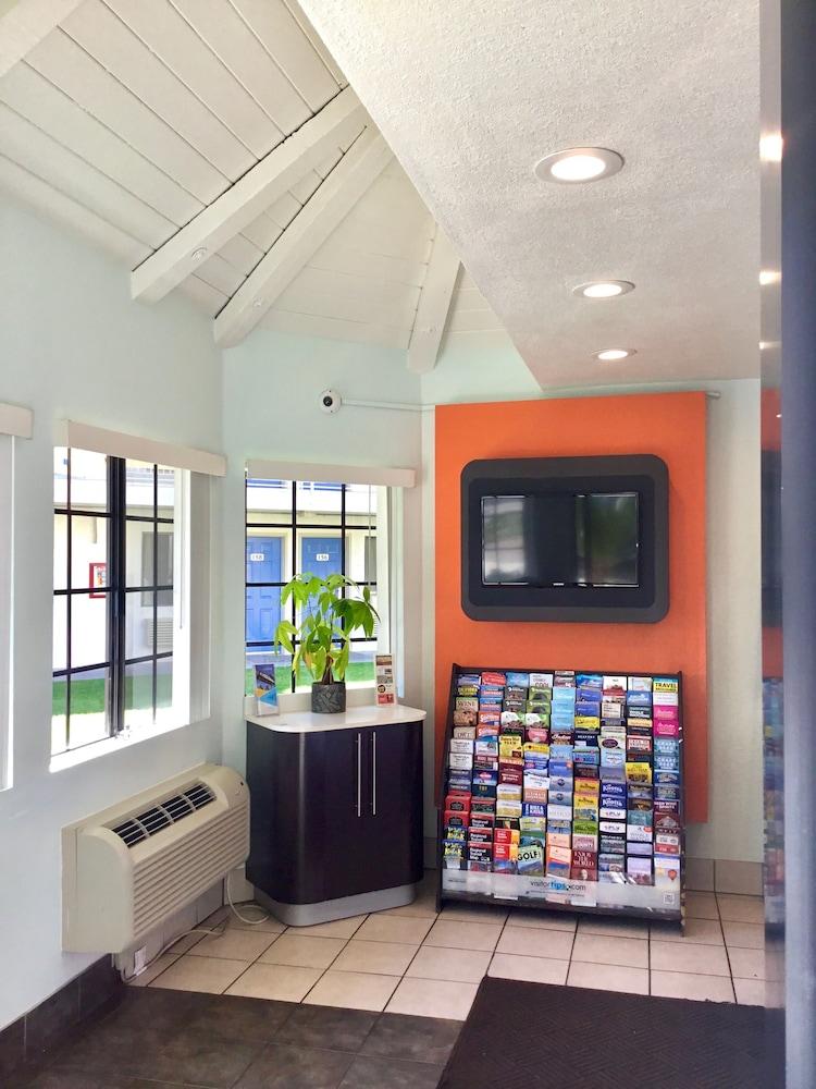 Hotel 6-carlsbad, Ca - Village