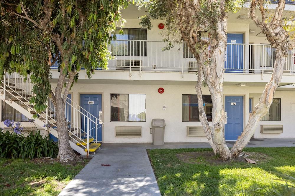 6-carlsbad, Ca - Village Hotel 2*