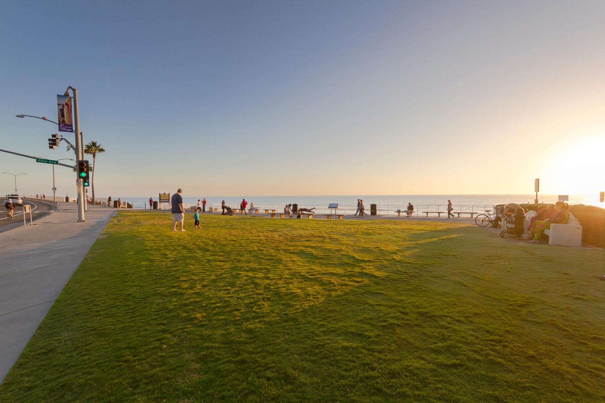 90 Walk Score, Steps To Beach, Dining * Carlsbad