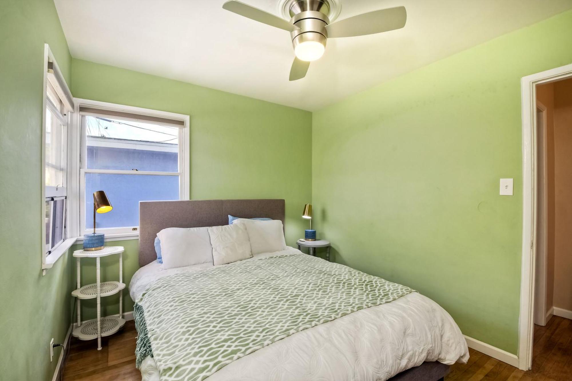 Walk 2 Beach, Ev Charger, Outdoor Dining, 2 Units Holiday home