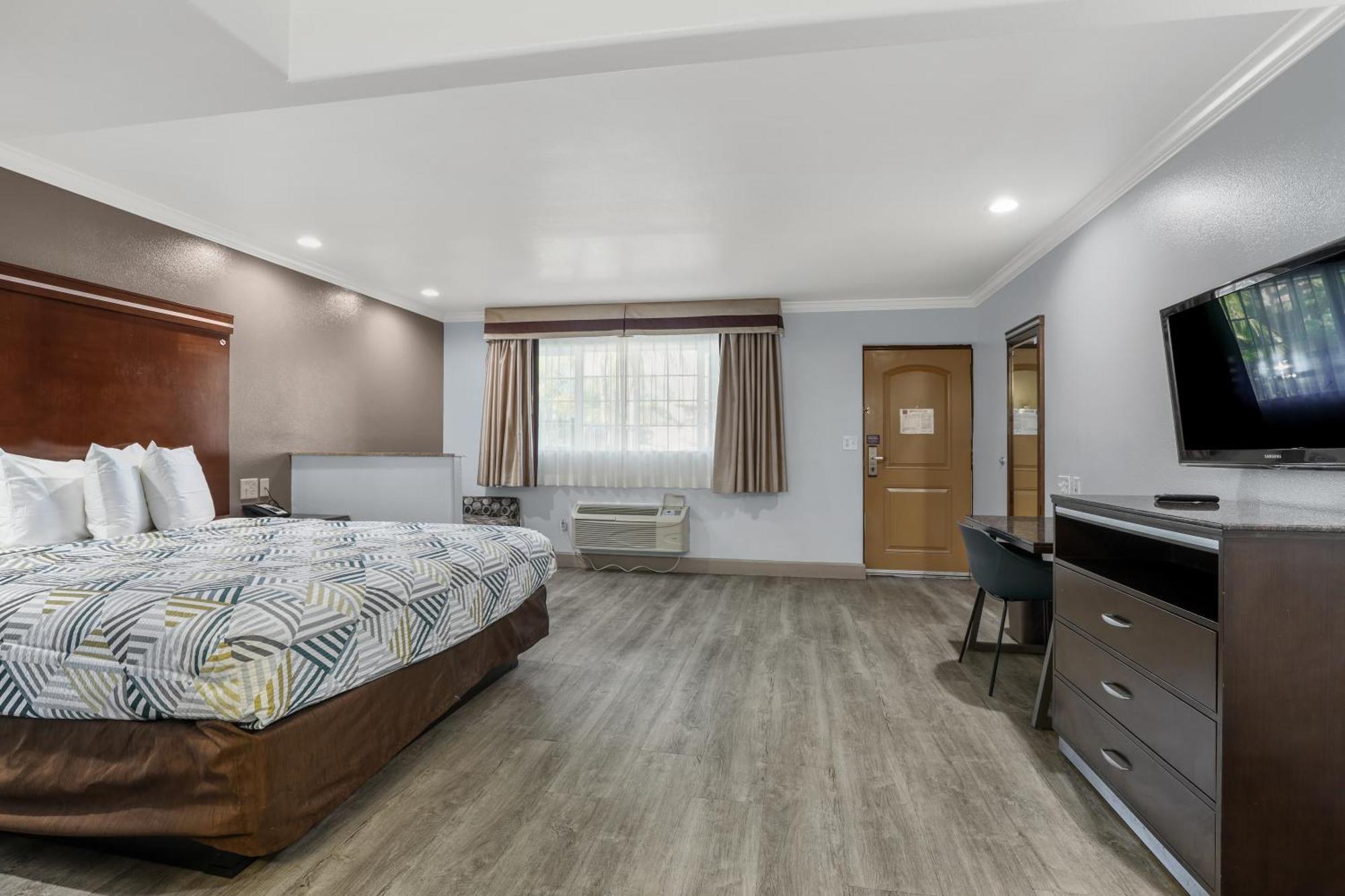 6 Carlsbad, Ca- North Hotel