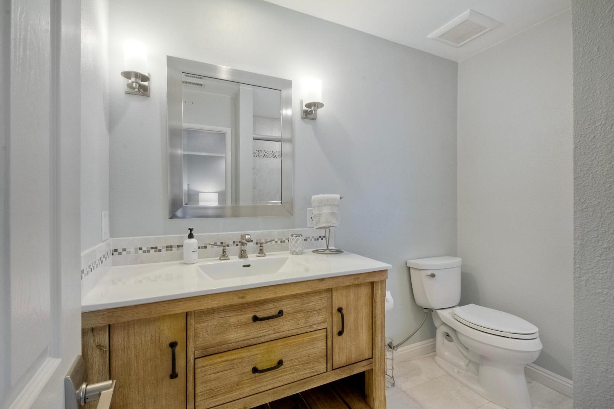 Coastal Bliss - Seashell Cove Retreat - Luxury Living Steps From & Lagoon *