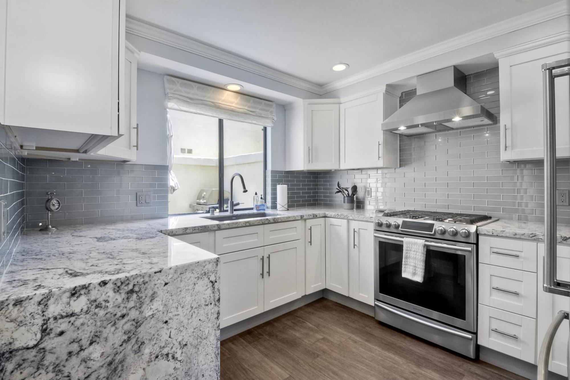 Coastal Bliss - Seashell Cove Retreat - Luxury Living Steps From & Lagoon Holiday home